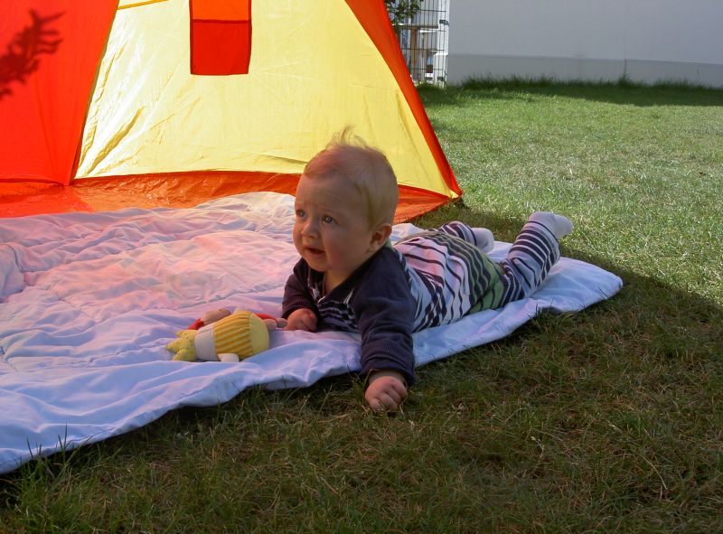 Oskar Vogel im Garten auf einer Decke vor einem Zelt. Foto: Markus Vogel
